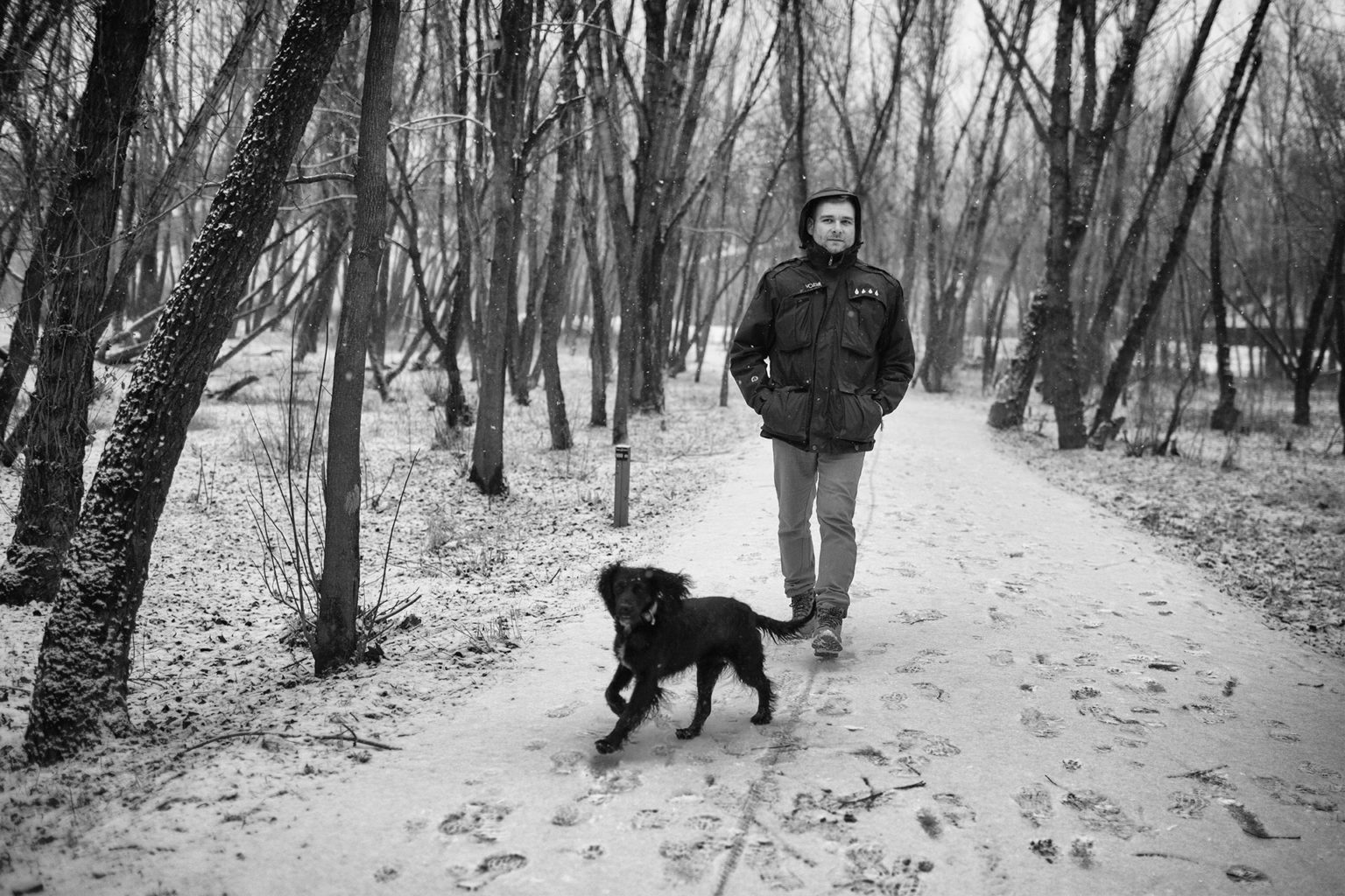 Zdjęcie 1 Roch z psem na spacerze Fotoreportaż Roch Poliszczuk